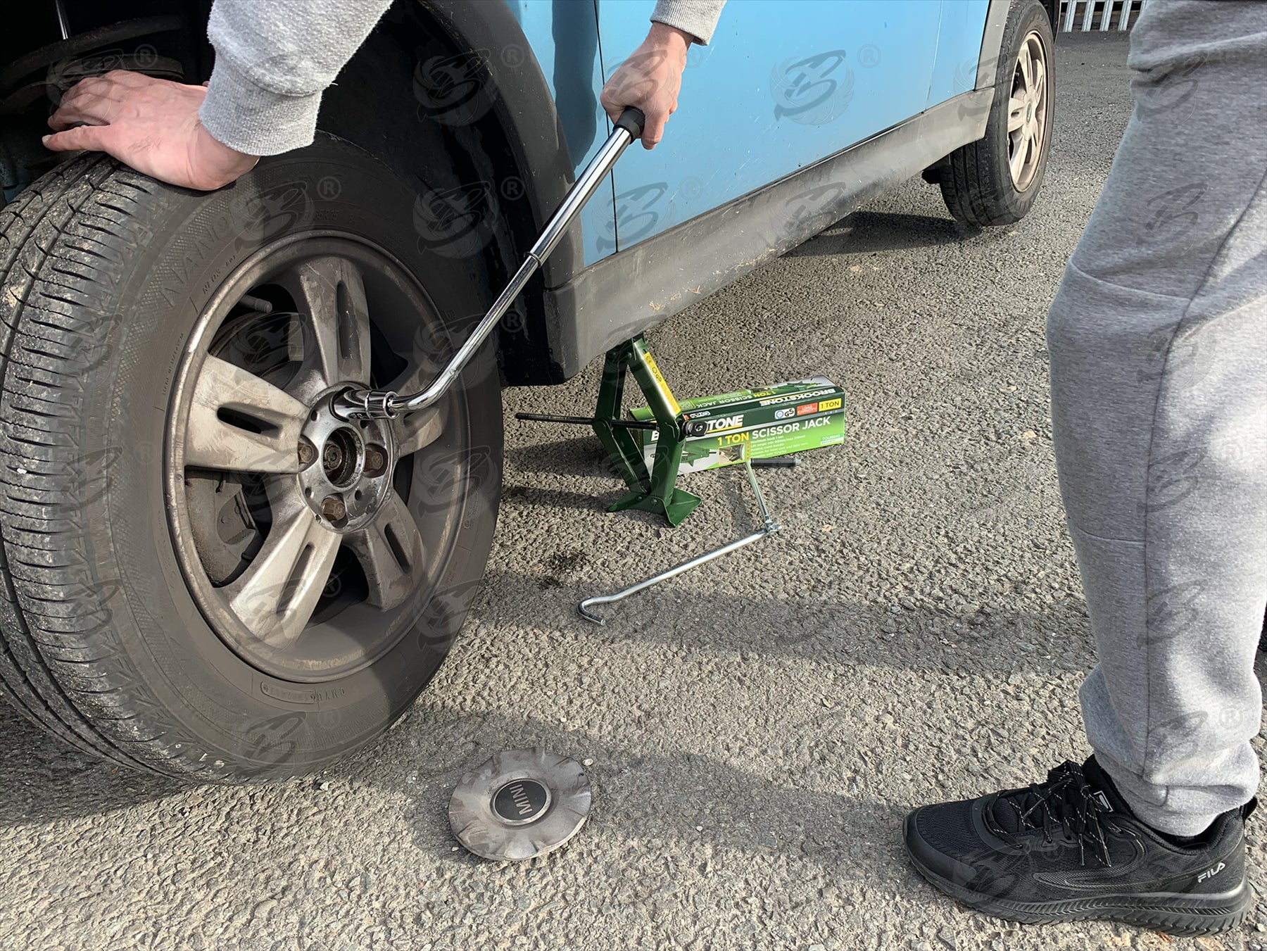 1 TONNE SCISSOR JACK & 1/2" DRIVE EXTENDABLE TYRE WRENCH ( 17MM - 23MM ) ( EMERGENCY TYRE CHANGING KIT )