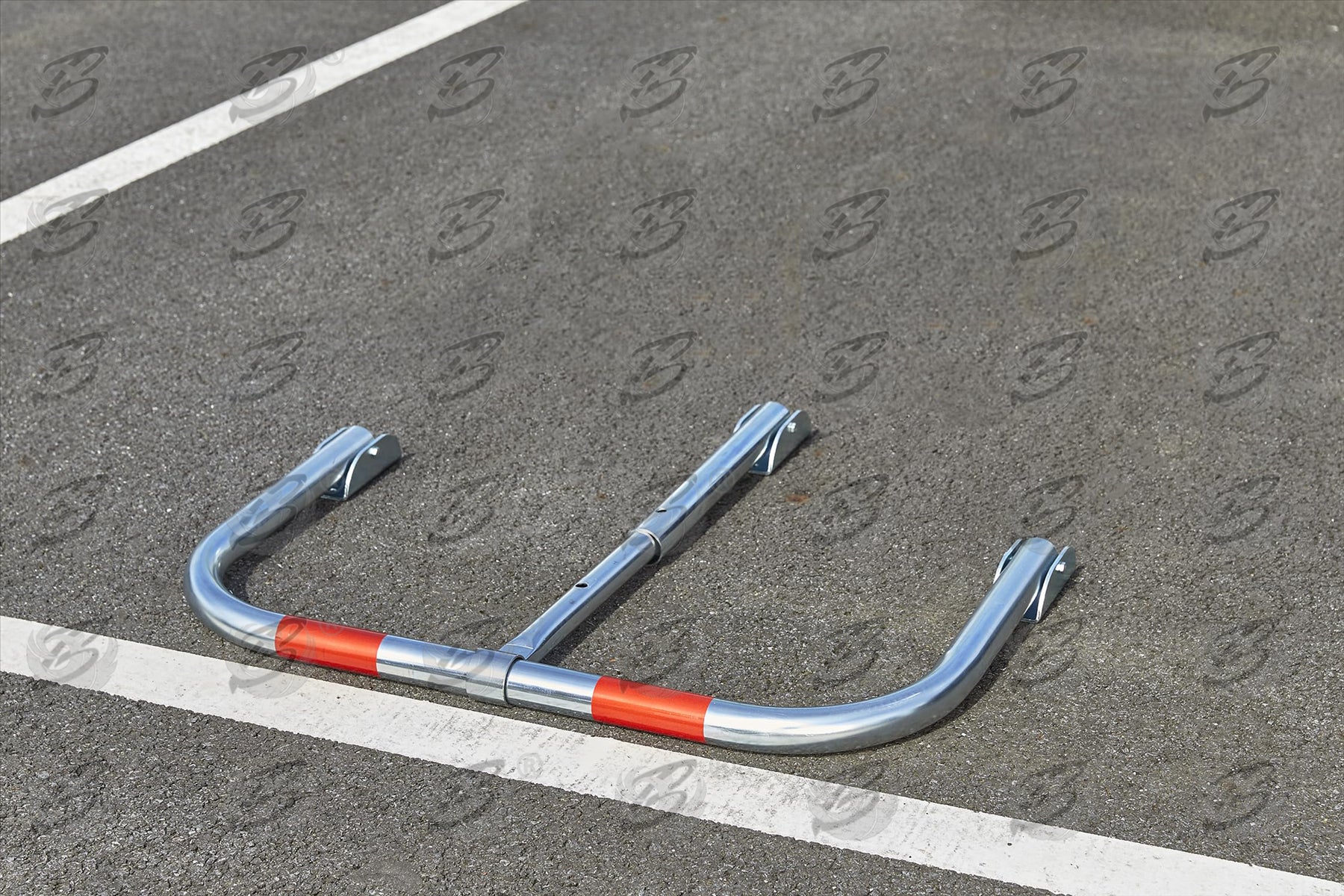 BLUESPOT LOCKABLE FOLDING PARKING BARRIER