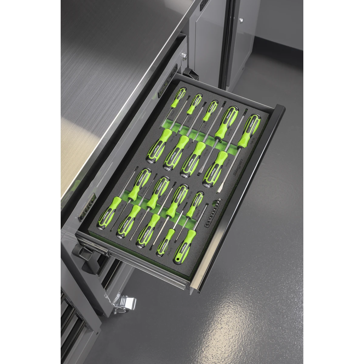 Siegen 28 Piece Hammer-Thru Screwdriver, Bit Driver & Bit Set In EVA Foam Storage Block With A Manufacturers LifeTime Guarantee S01281