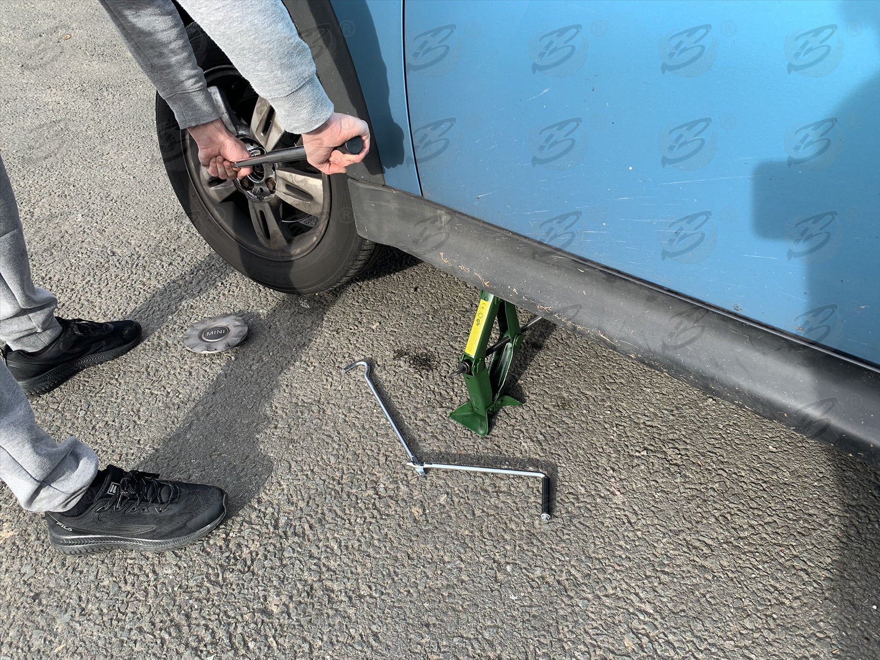 1 TONNE SCISSOR JACK & 1/2" DRIVE EXTENDABLE TYRE WRENCH ( 17MM - 23MM ) ( EMERGENCY TYRE CHANGING KIT )