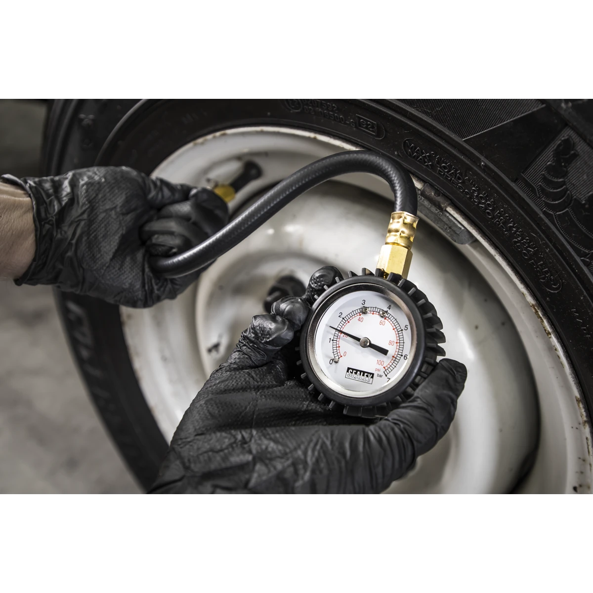 Sealey Tyre Pressure Guage With Clip On Chuck  TST/PG6