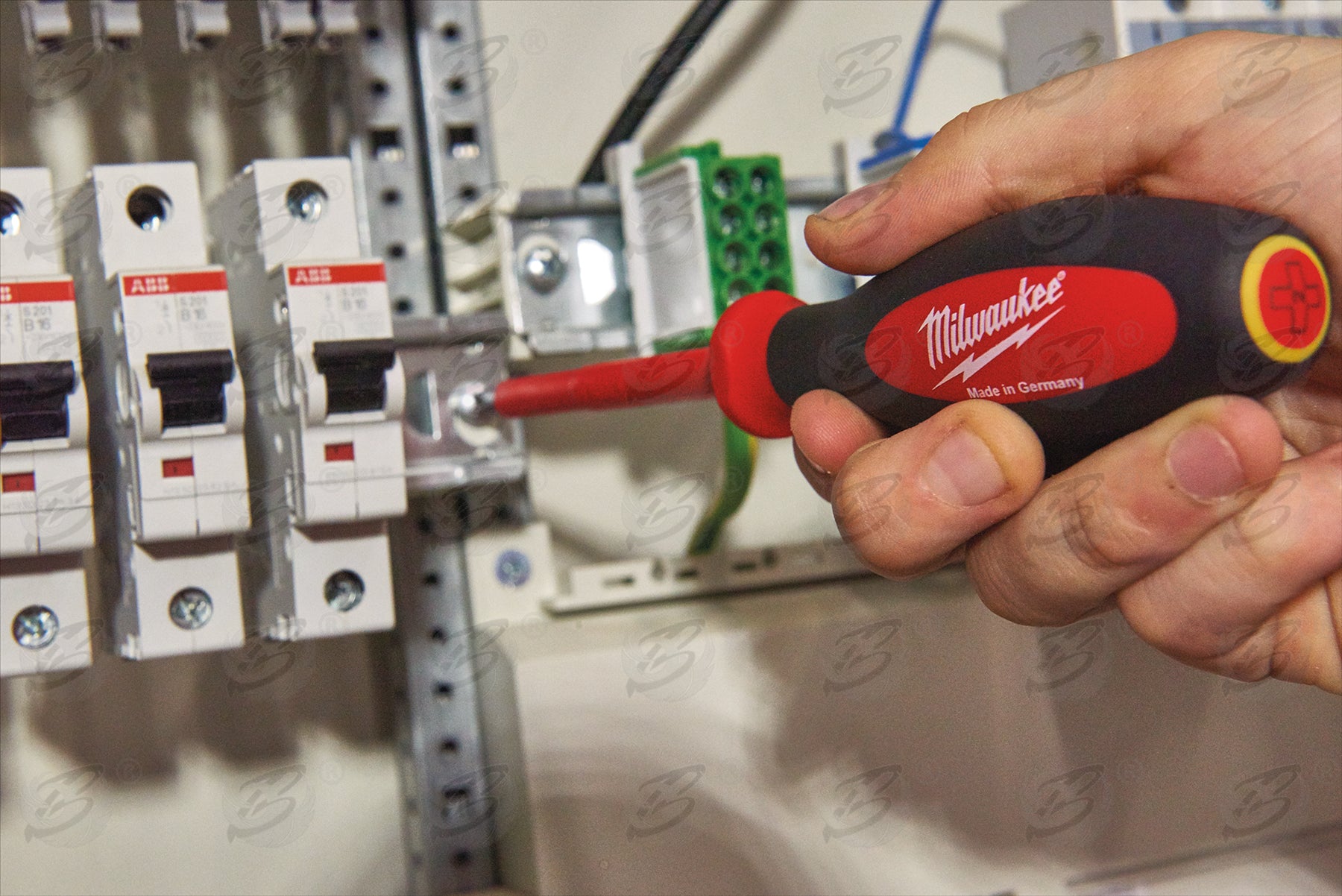 MILWAUKEE 7PCS TRI - LOBE VDE SCREWDRIVER SET ( SLOTTED - PHILLIPS )